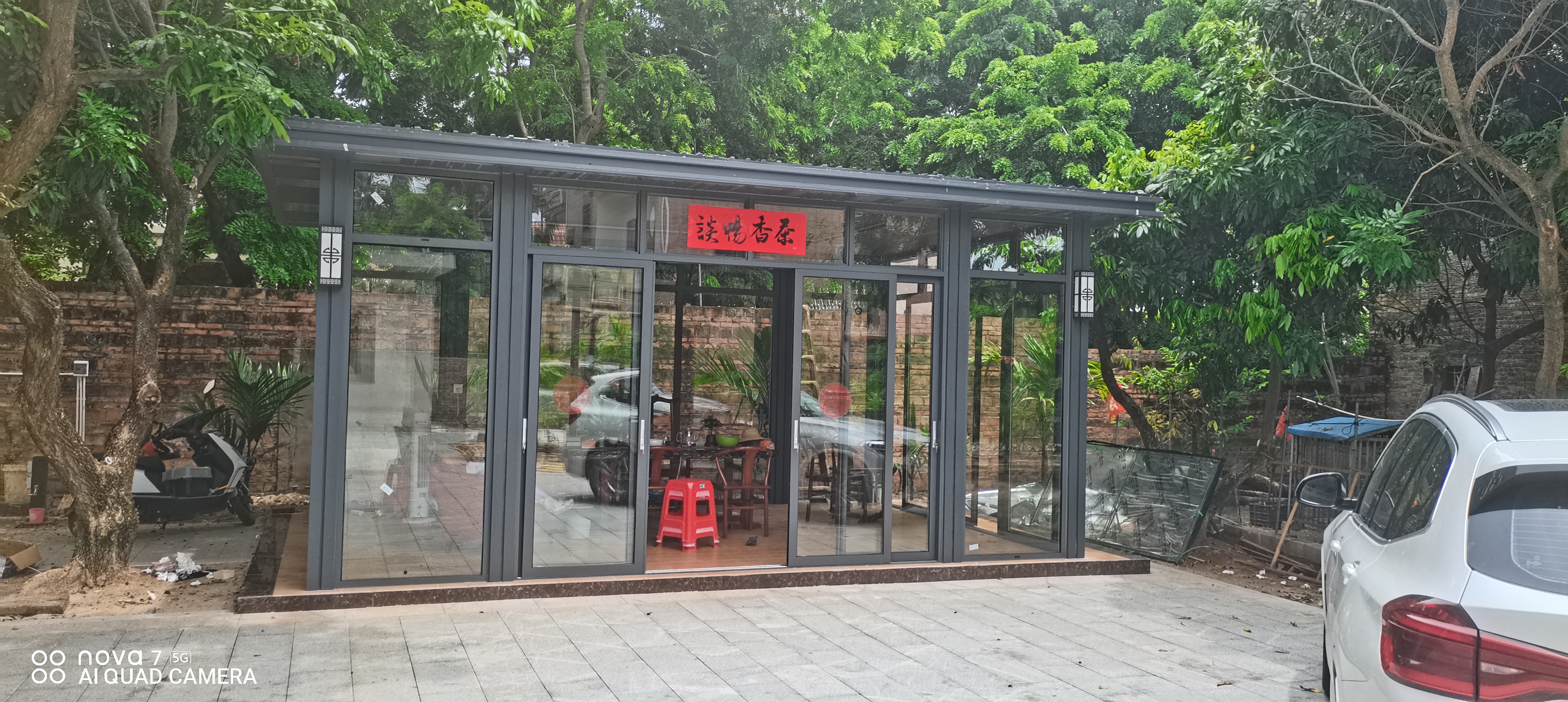  庭院里的新中式铝合金玻璃茶室里的光影茶境   